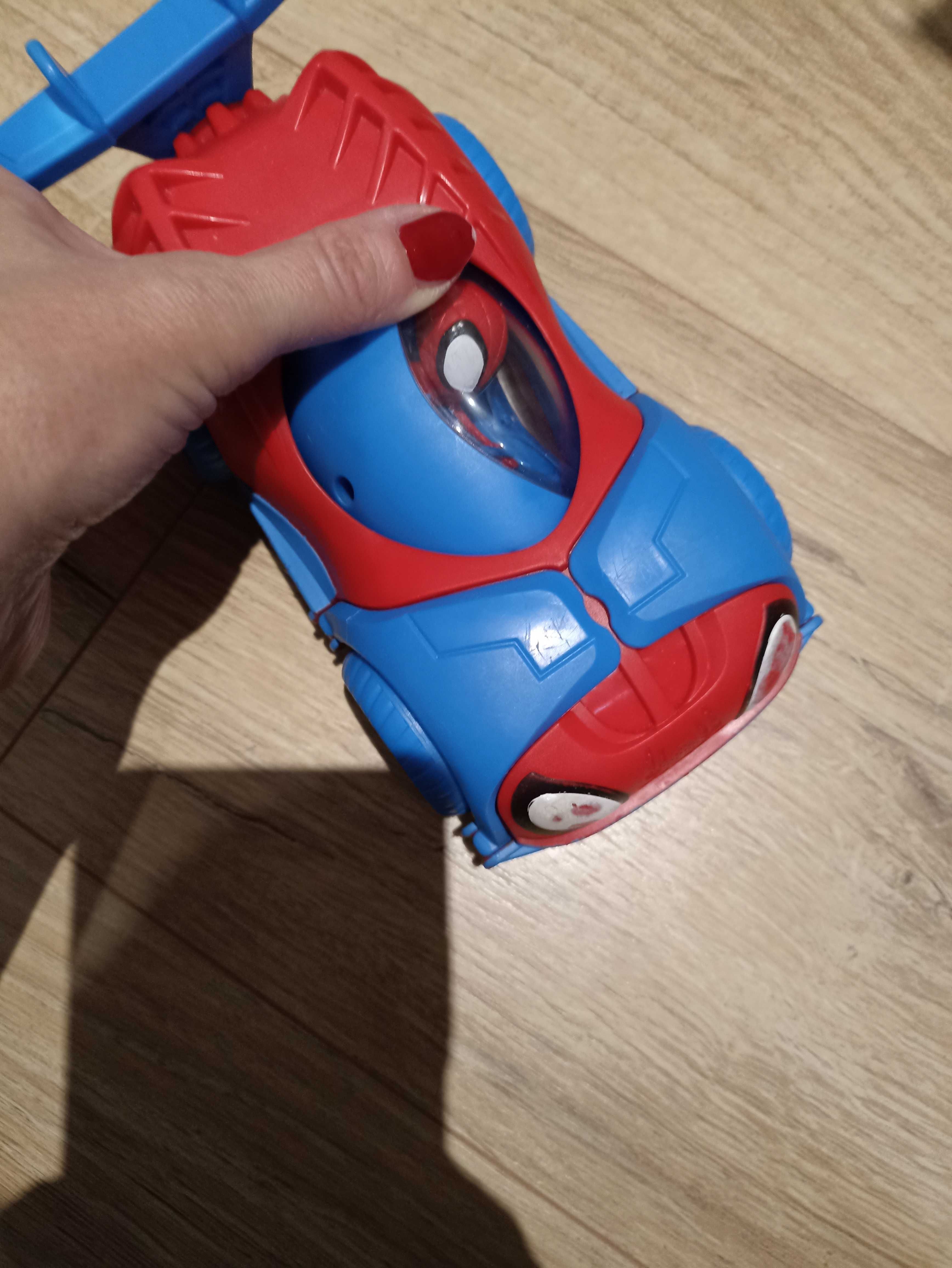 Spiderman w pojeździe