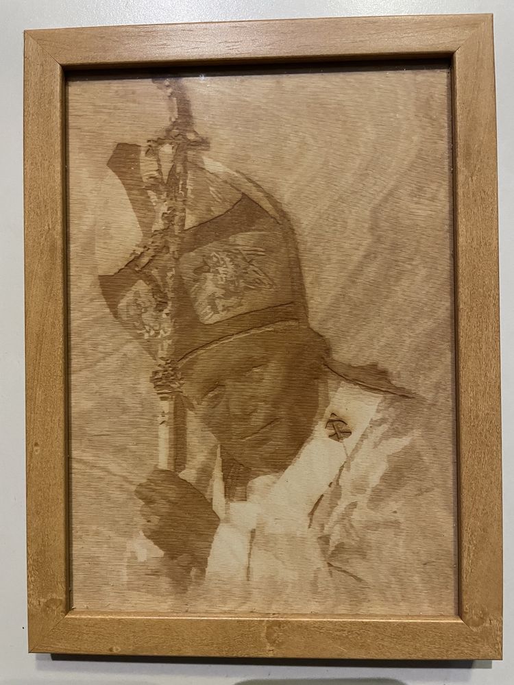 Papież Swięty Jan Paweł II - wizerunek grawerowany w drewnie. W ramce.