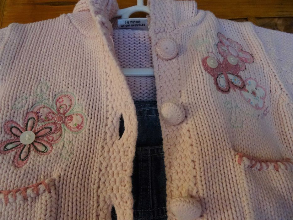 Spódniczka i sweterek na 3-6 miesięcy.