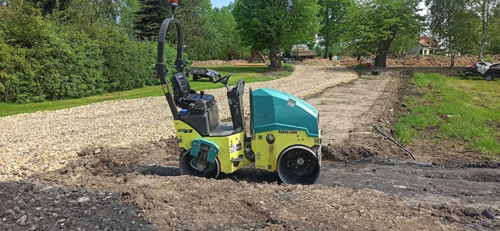 Wynajem maszyn budowlanych – minikoparka z młotem, wiertnicą, walec