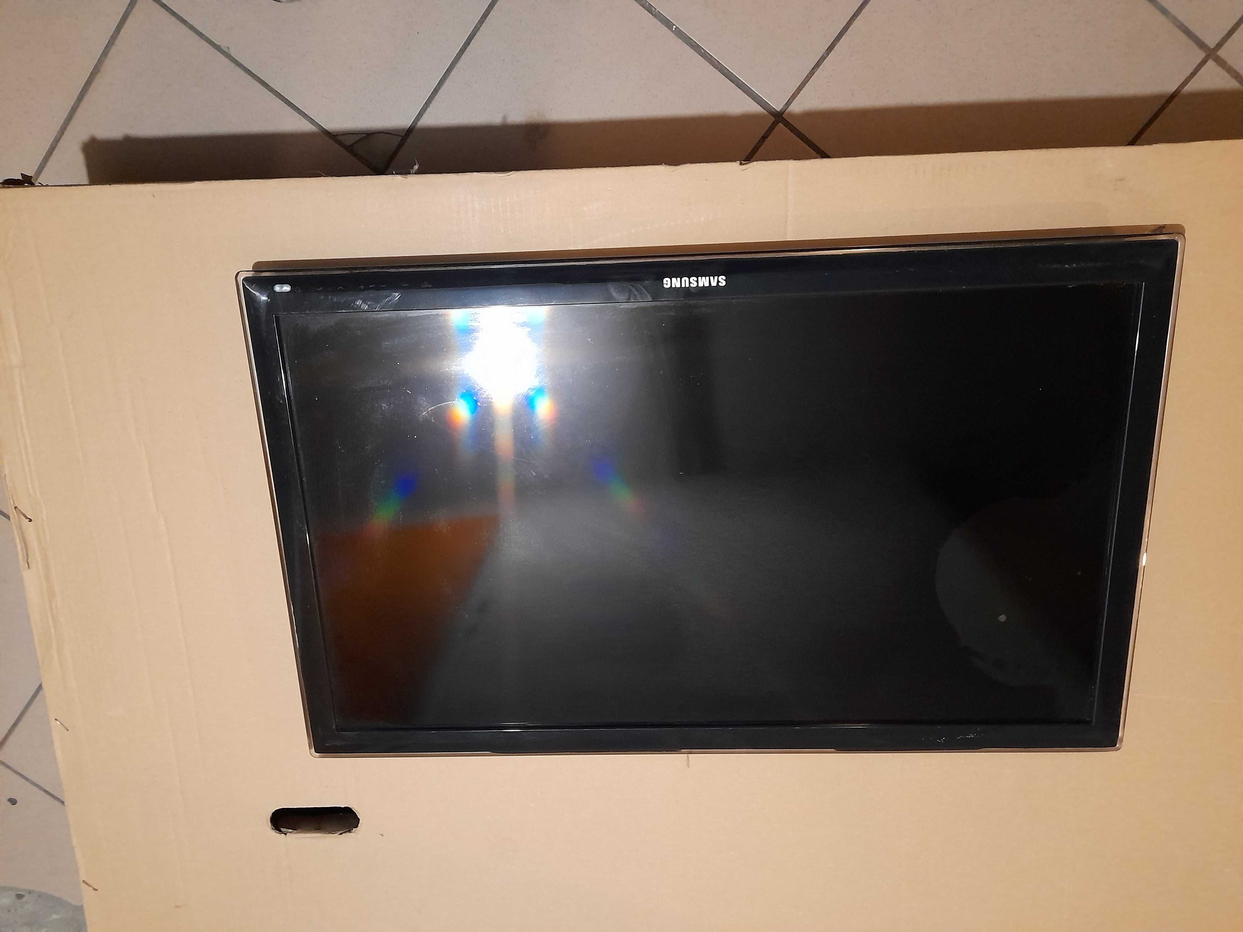 Telewizor LCD 32" Samsung UE32D4000 70W uszkodzony ekran pękniety