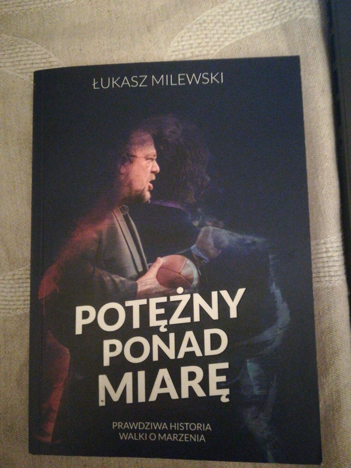 książka "Potężny ponad miarę" Łukasz Milewski