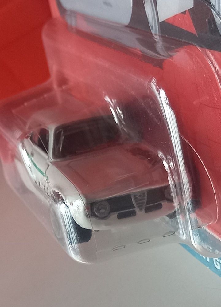 Alfa romeo giulia hot wheels rodas de borracha