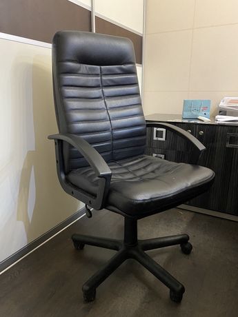 Кожаное офисное кресло