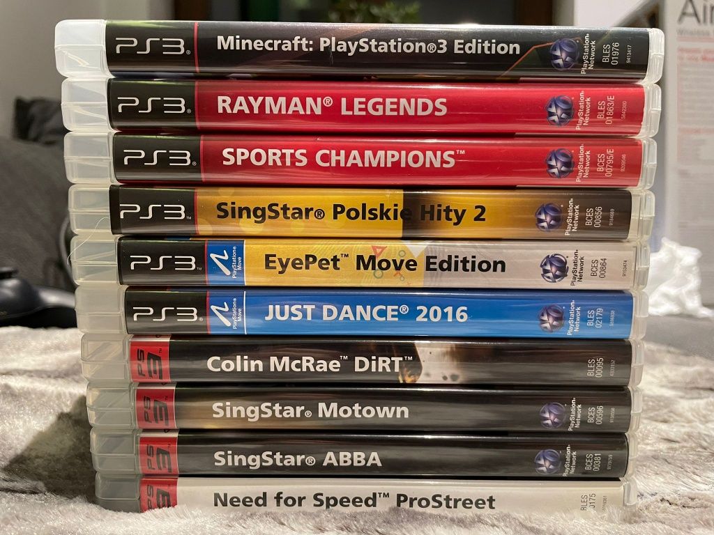 PS3 + pady + mikrofony (SingStar) + 10 gier