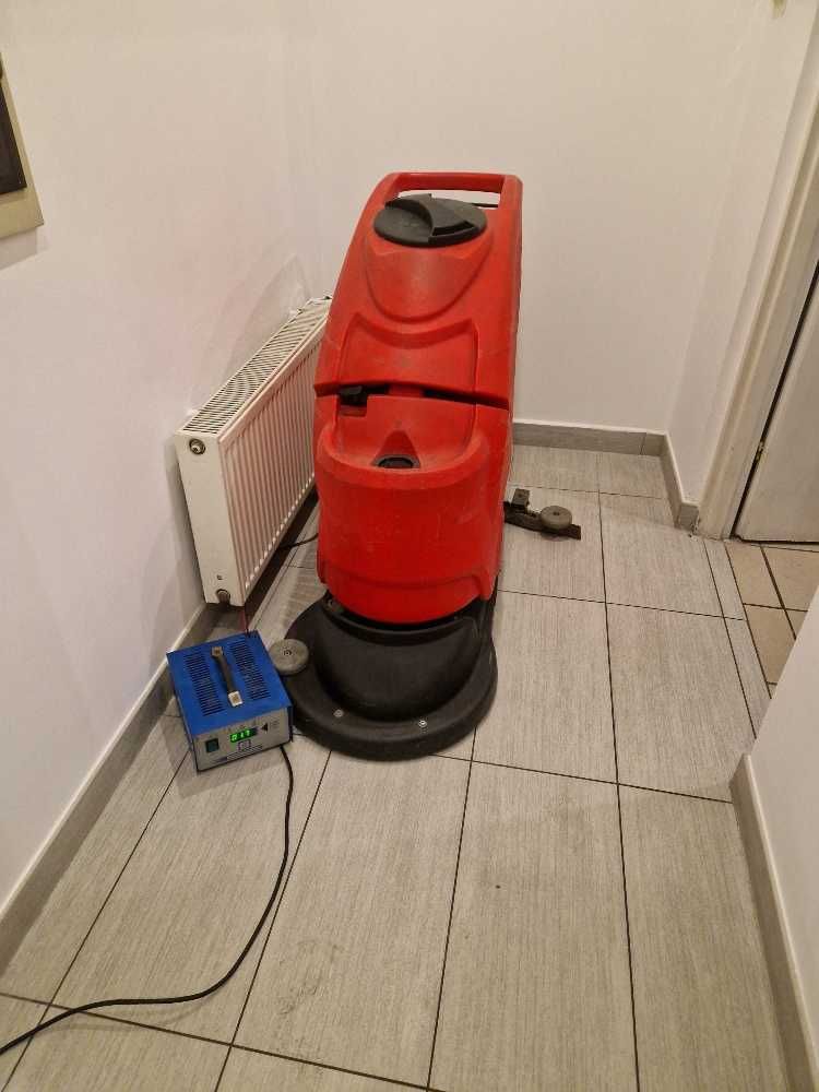 Szorowarka Gansow 40 do podłóg + ładowarka + baterie do wymiany .