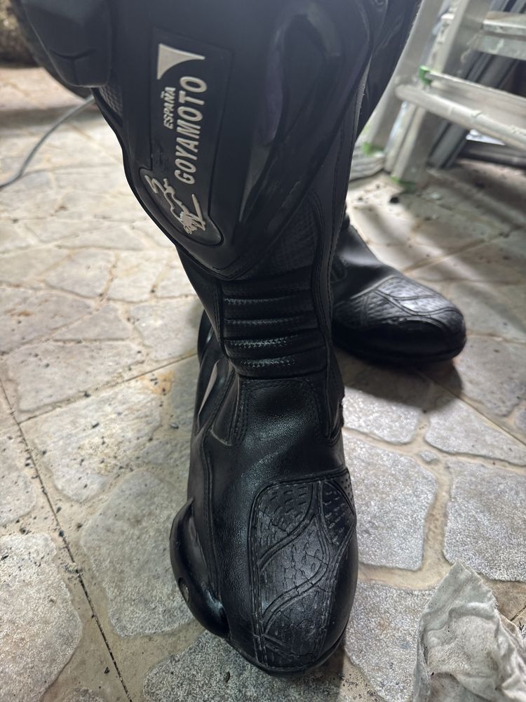 Casaco e dois pares de botas