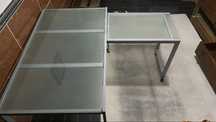 Mesa de vidro com estrutura em aluminio