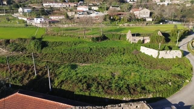 Terreno com ruina para construcao com 2 lotes