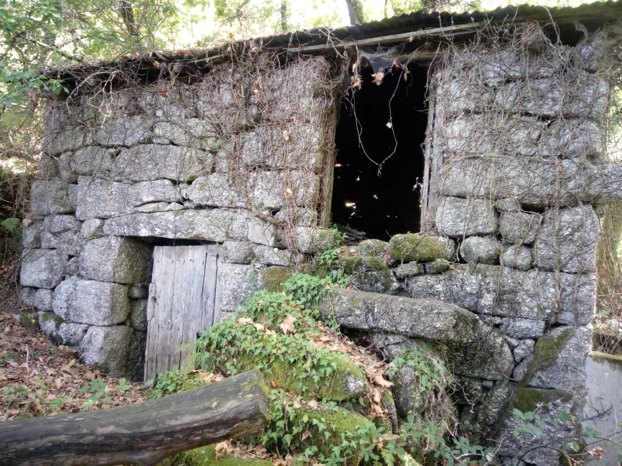 Terreno junto água na Caniçada, Gerês