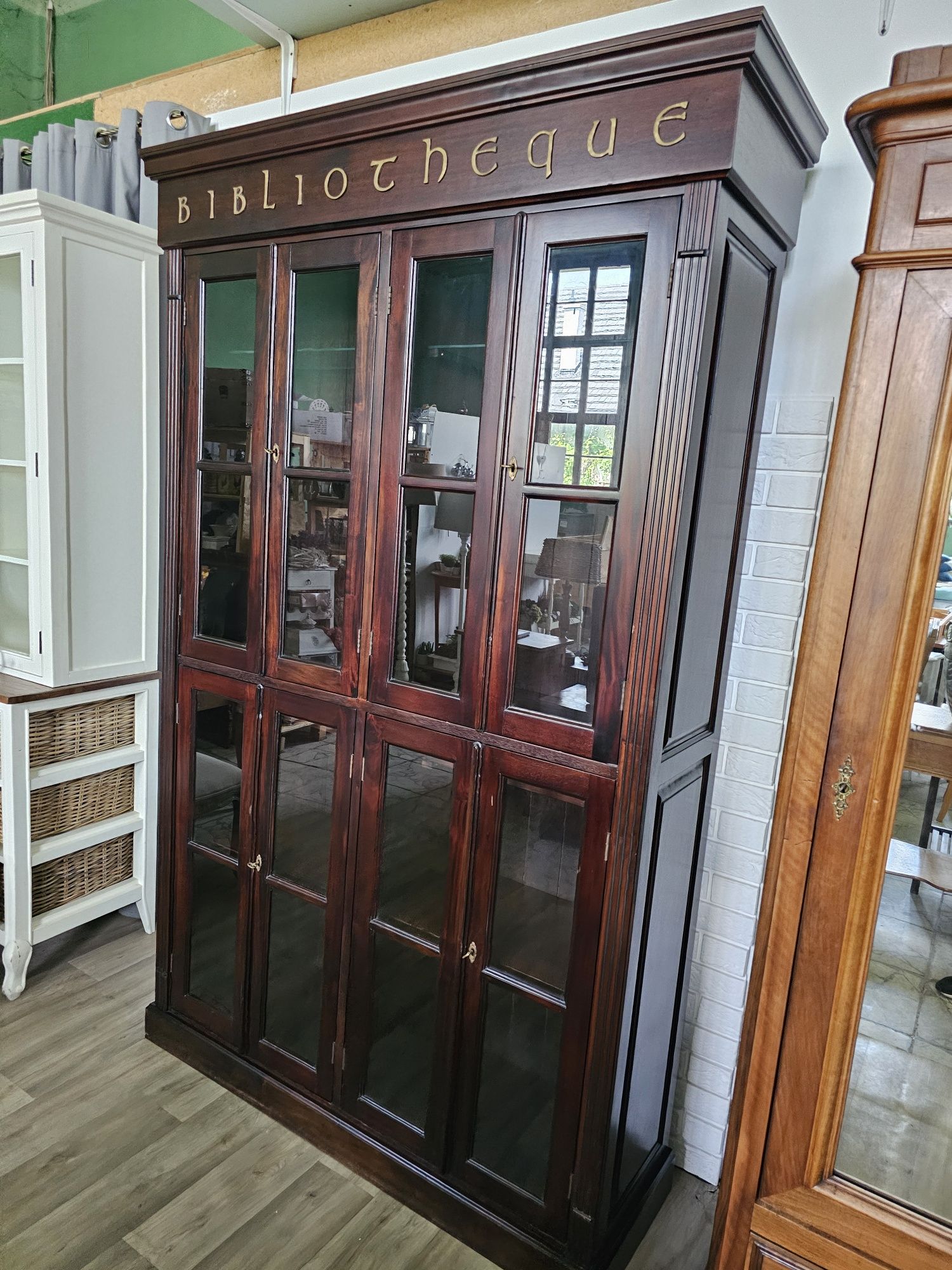 Biblioteka drewniana witryna