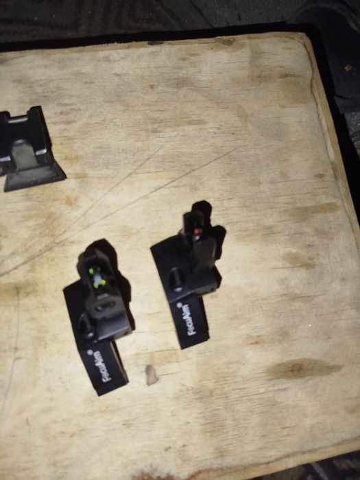 Крепления на шлемы и оружие