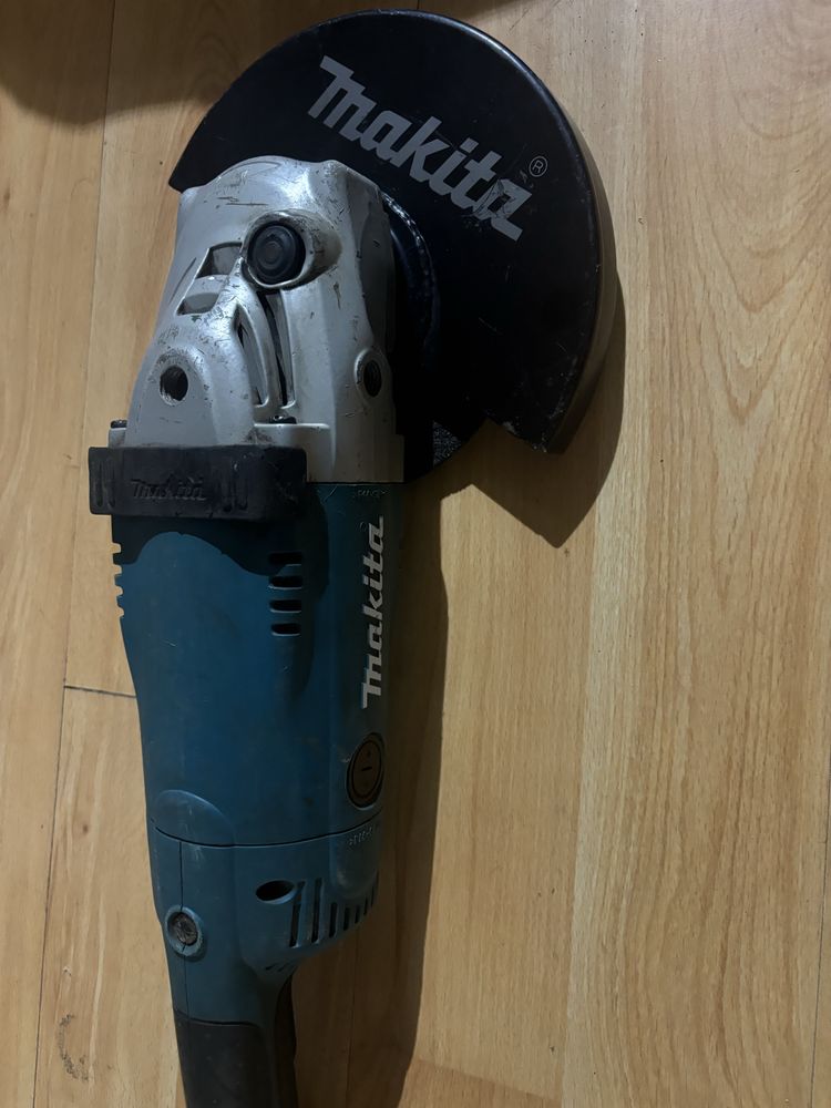 Szlifierka MAKITA GA9020R i zestaw nowych tarczy