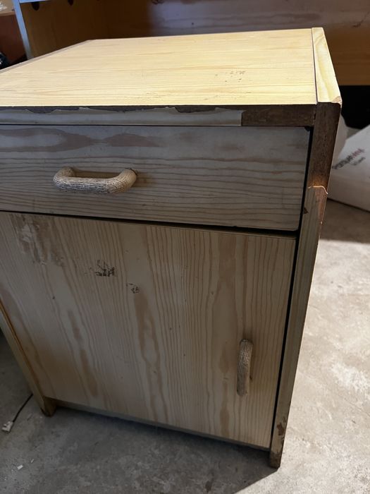 Oddam biurko z szafką w stanie widocznym na zdjeciach