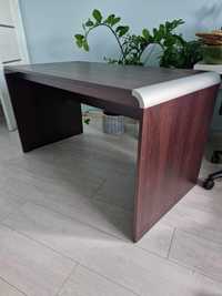 Brazowe drewniane biurko z metalowymi elementami