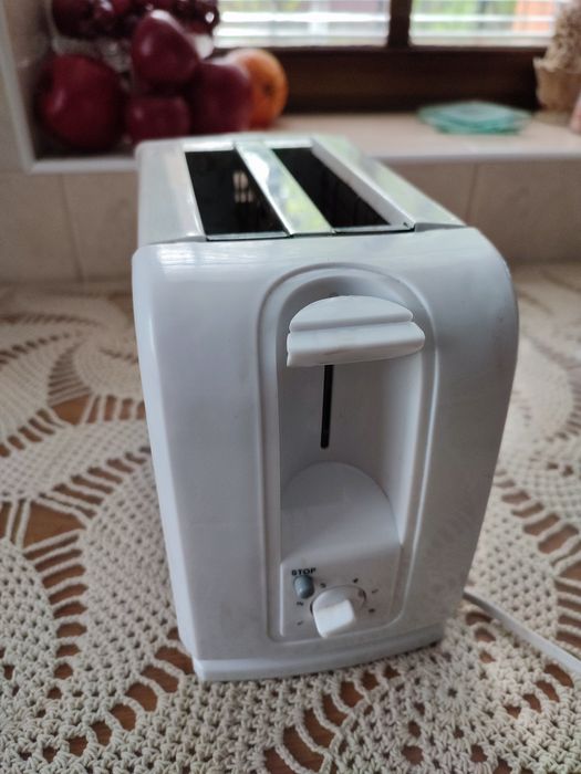Тостер з регулюванням температури та кнопкою стоп
