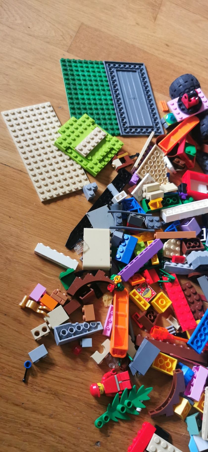 Mix klocków LEGO ~1,5 kg – pojazdy, płytki, minifigurki, różnorodne