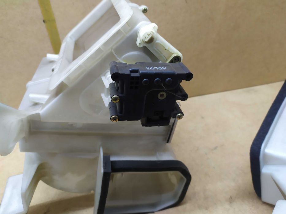 Мазда 6 02 корпус вентилятора печки фильтра салона електропривод