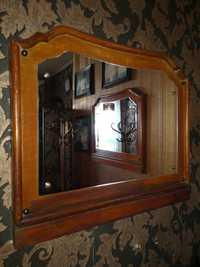 Piękne stare lustro na ciężkiej drewnianej ramie