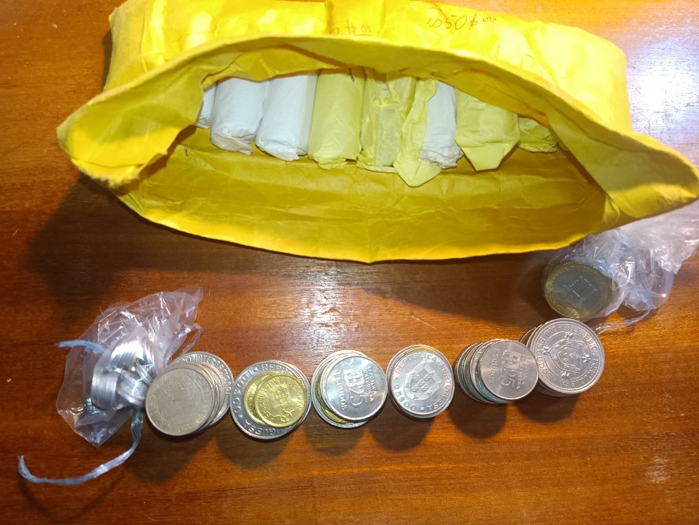 12,5kg de moedas (cerca de 1700 moedas antigas)
