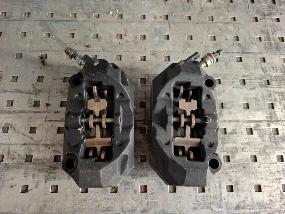 ZACISK HAMULCOWY PRAWY LEWY BMW F900 XR K83 K84 BREMBO PRZEDNI PRZÓD