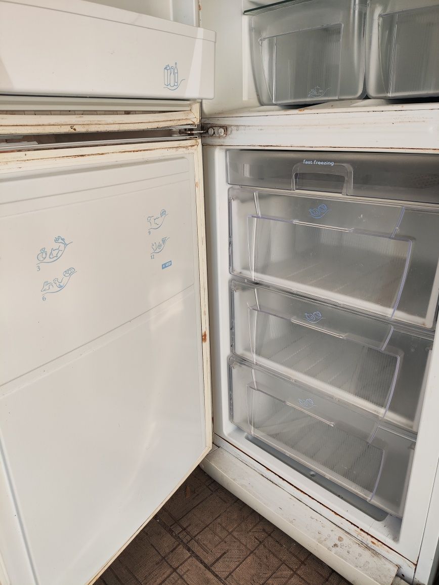 Продам нерабочий холодильник Indesit