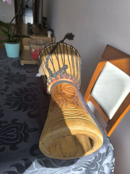 Djambe como novo. Diâmetro 22 cm e altura 48 cm