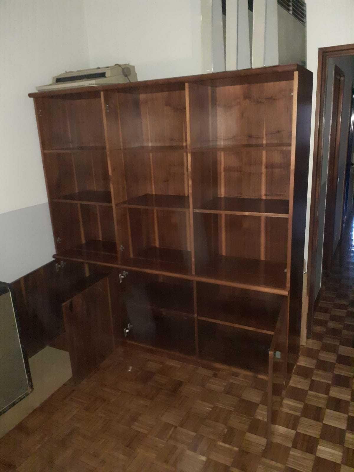 Móvel de sala antigo – estrutura sólida, bom estado