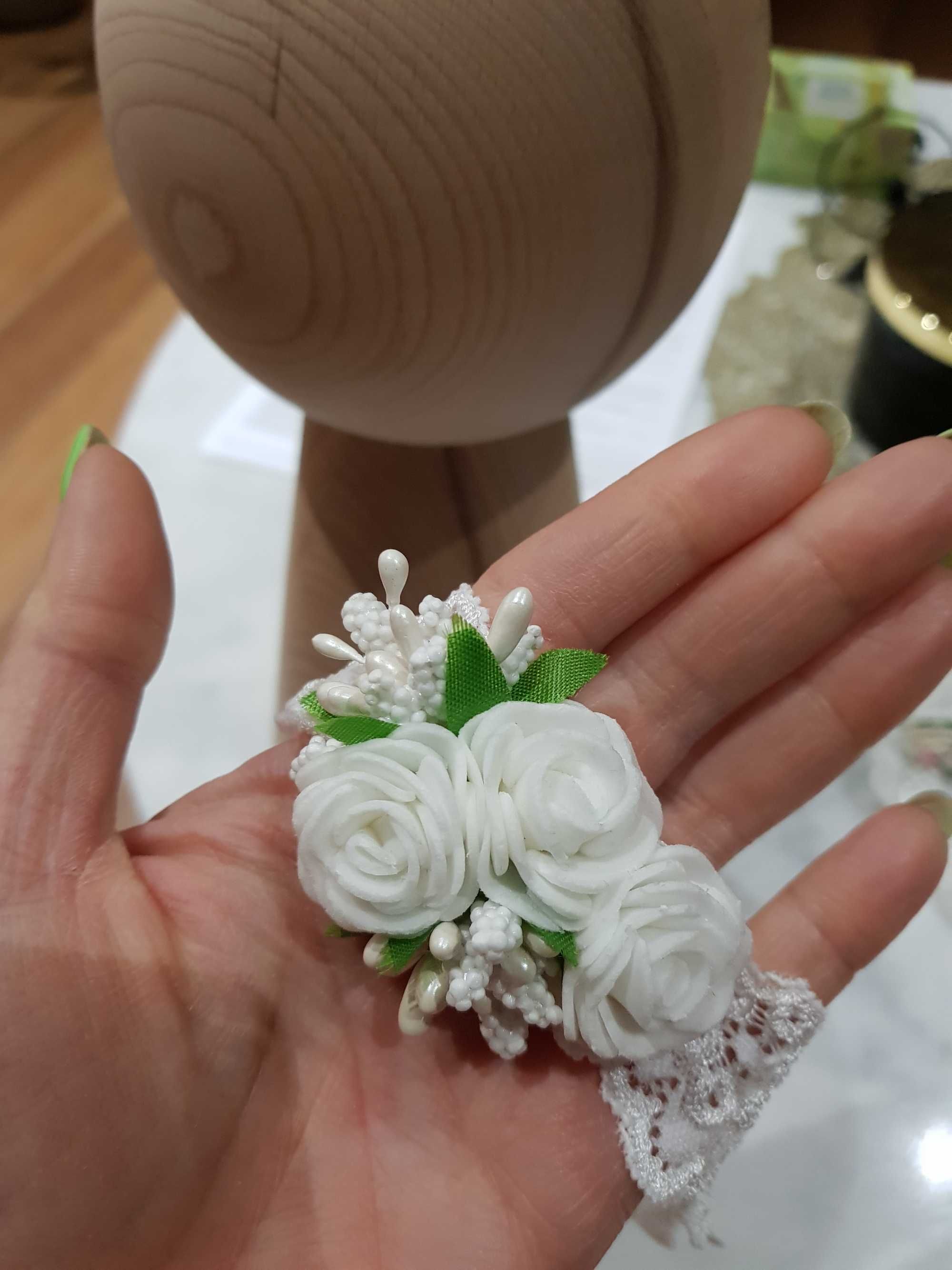 Wianek niemowlecy opaska na chrzest biale kwiatki biała koronka
