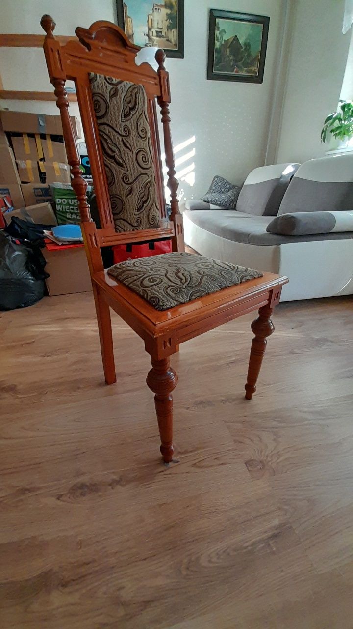 Krzesła z drewna