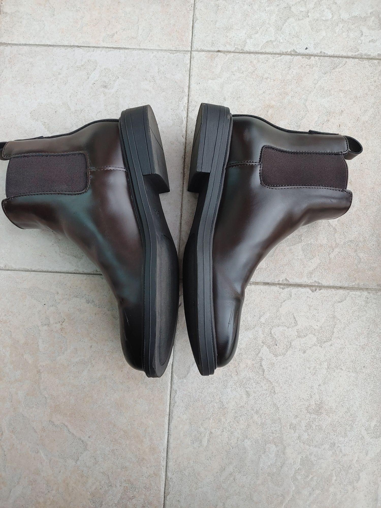 Par de Botas em Pele