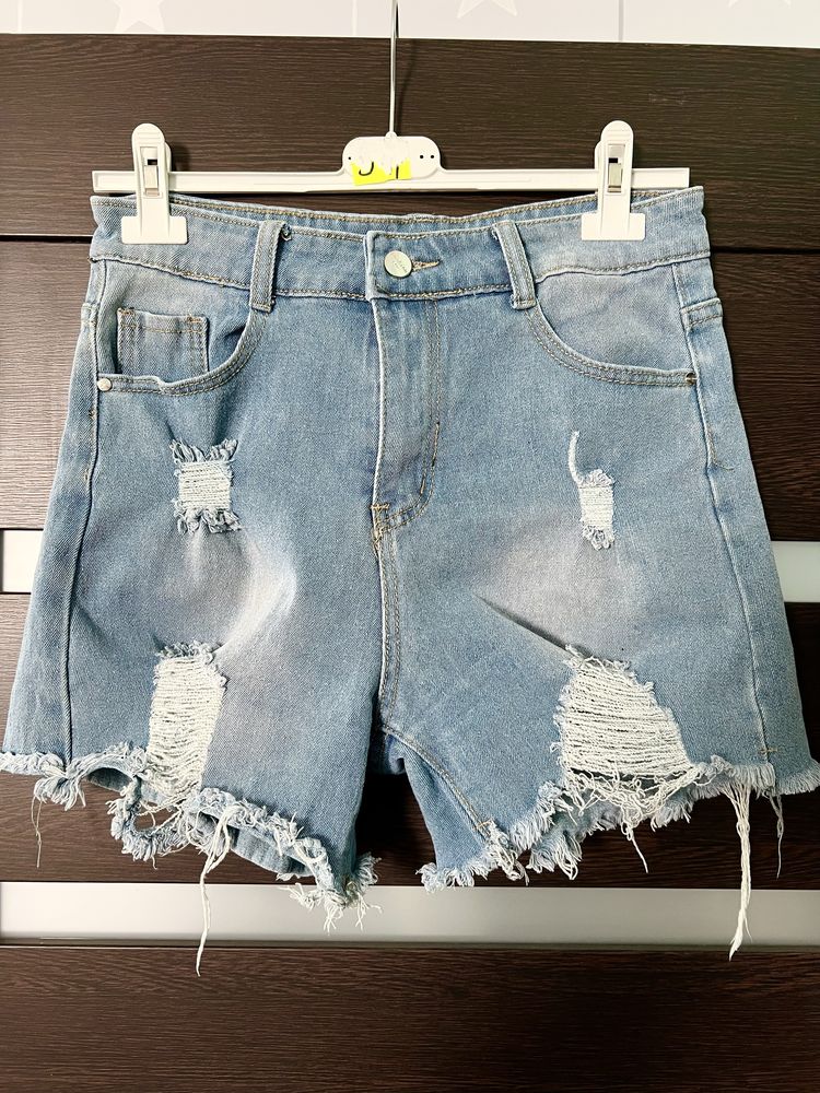 Spodenki jeansowe z dziurami 38