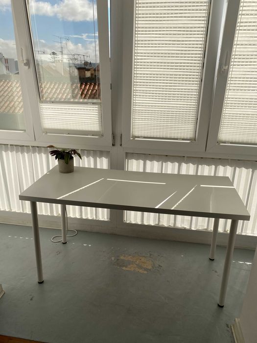 Secretária Ikea LAGKAPTEN com planta e cesto para cabos branco 140x60