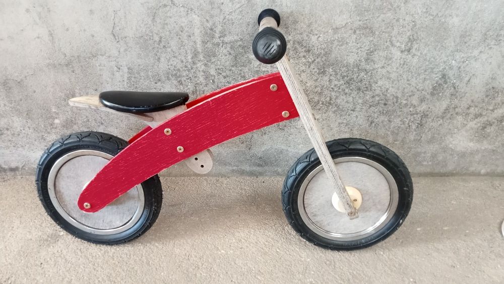 Bicicleta antiga de madeira para criança