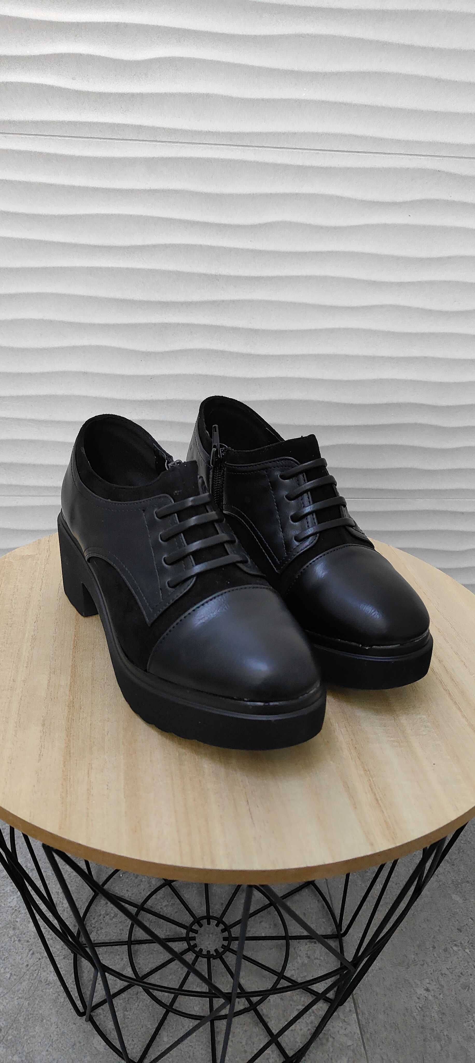 Sapato preto com sola alta