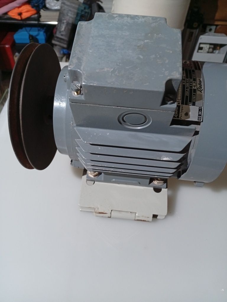 Motor trifásico com polia e base com esticador