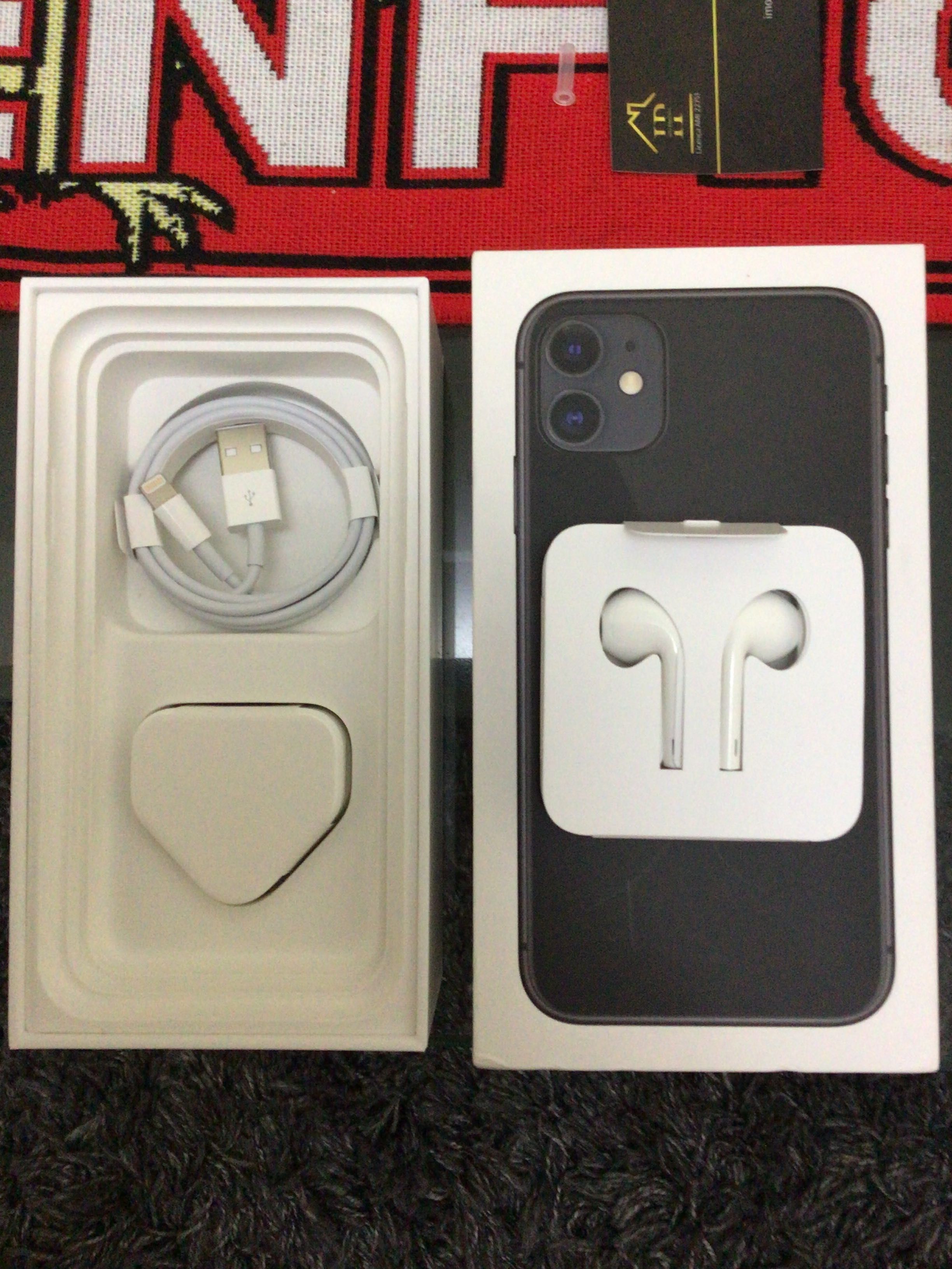 iPhone 11 com todos acessorios
