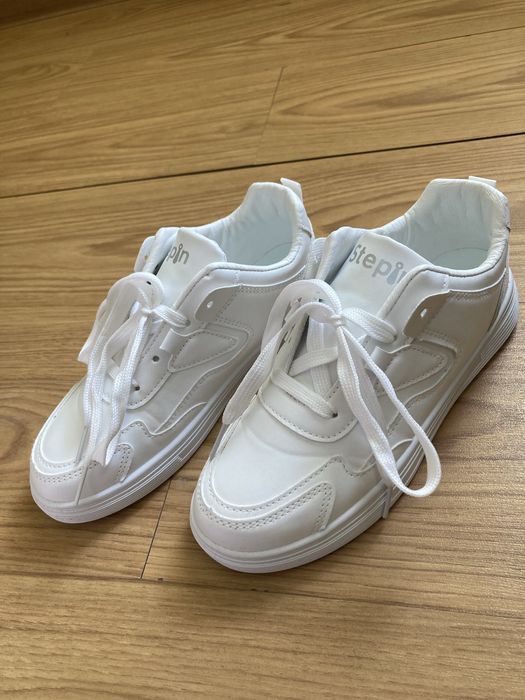 Продаю жіночі кросівки