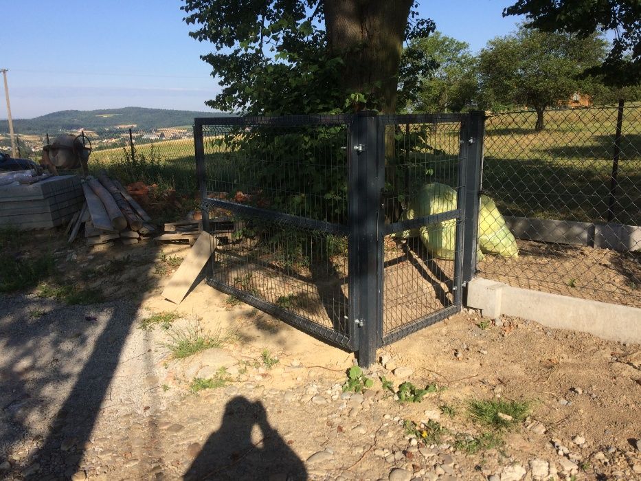 komplet ogrodzenia z siatki wraz z podmurówką
