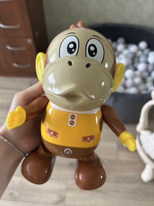 мавпа іграшка ходить співає світиться