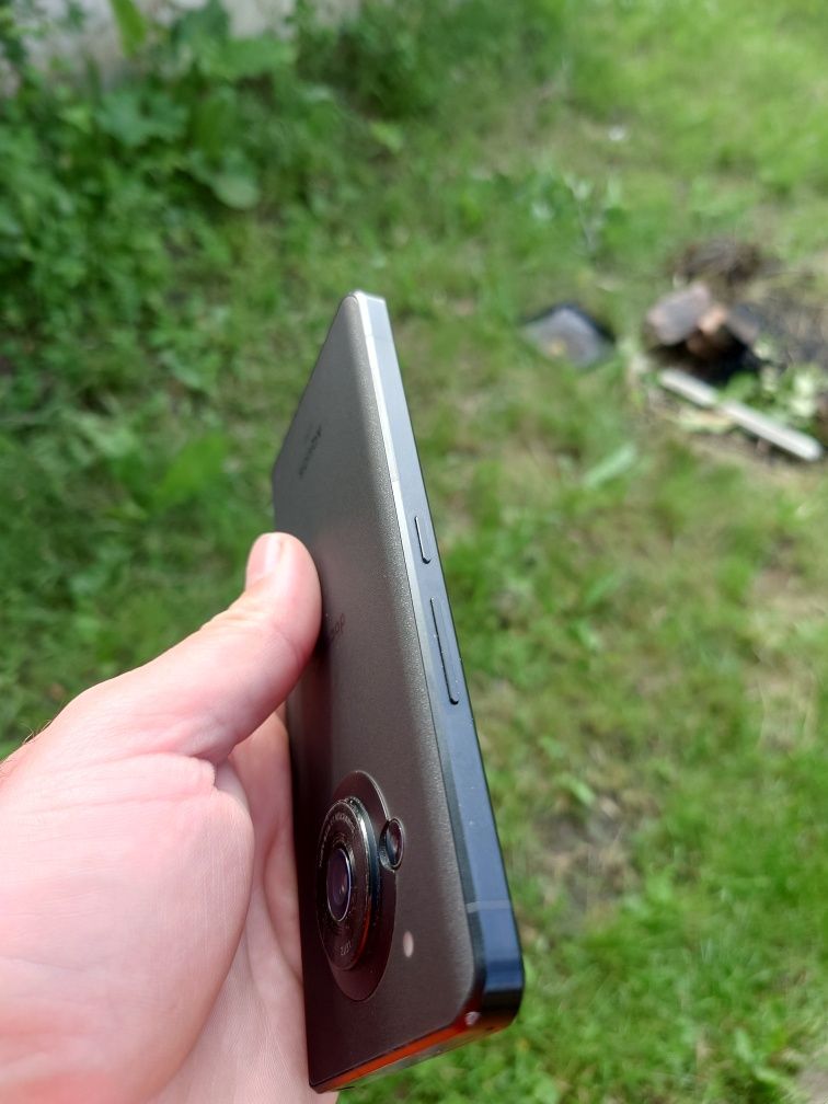 Топовый флагман sharp r7 12 Гб оперативной