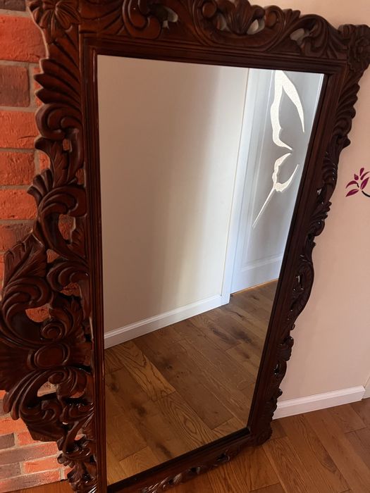 Duże lustro w pięknej, rzeźbionej drewnianej ramie – elegancja i styl
