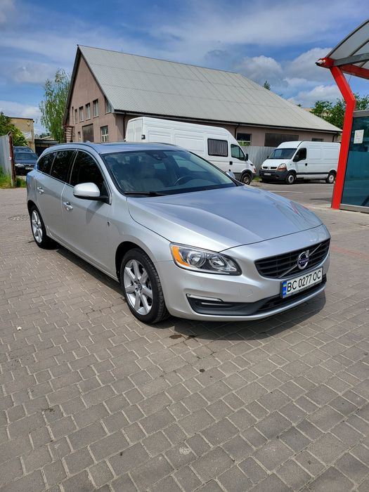 Volvo V60 2016 2.0. Бензин