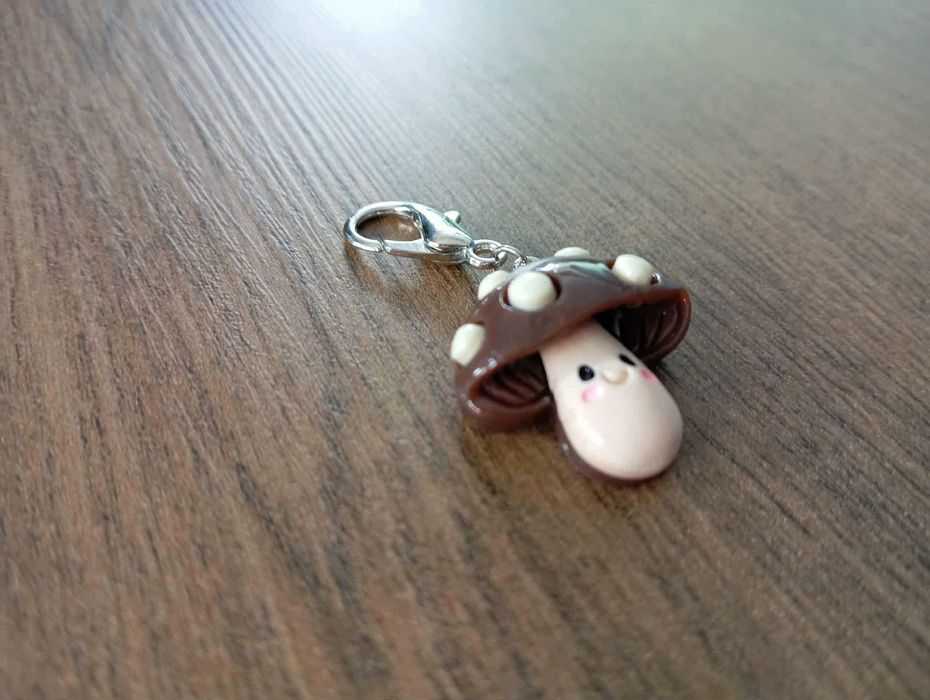 Brelok, zawieszka z brązowym grzybkiem