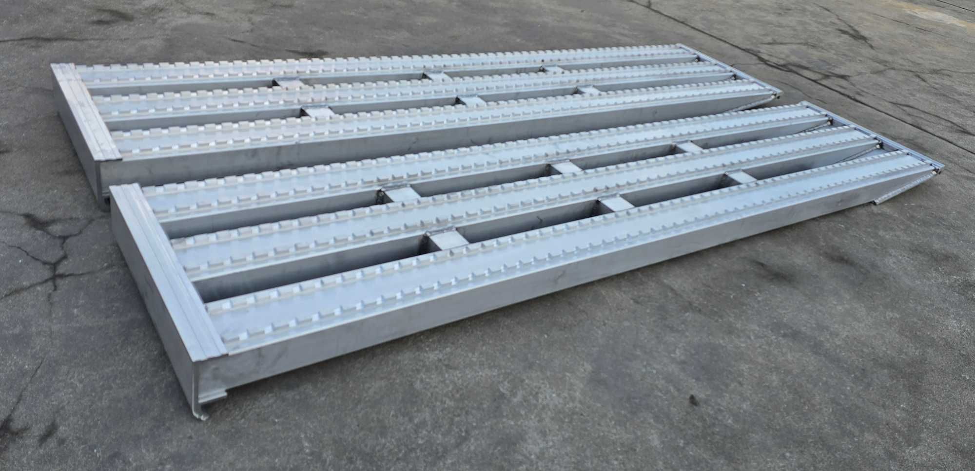 Najazdy aluminiowe PROFESSIONAL 2000x610x120mm mocowanie dolne 22 tony