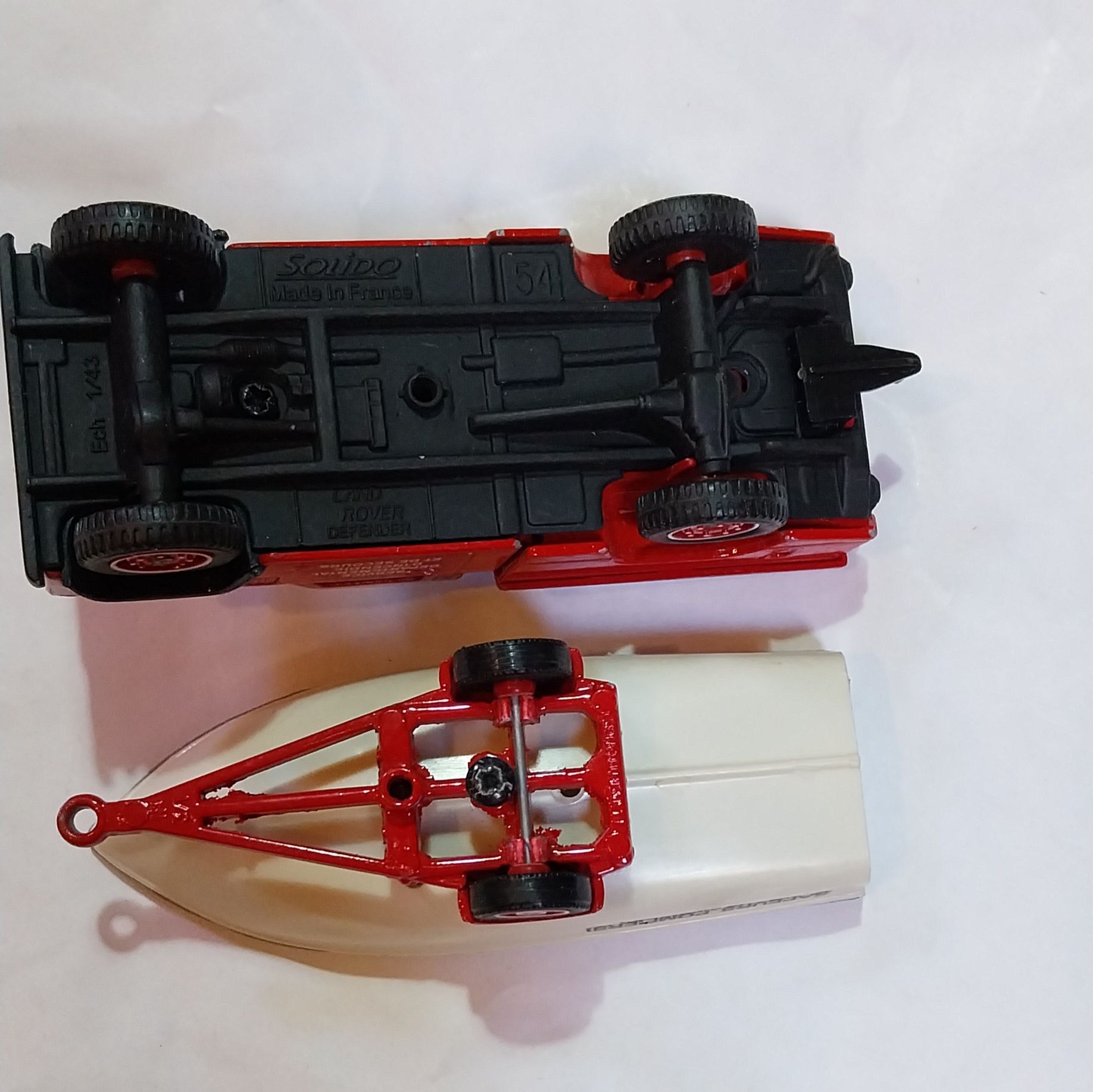 Miniaturas de Bombeiros Land Rover e barco