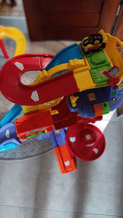 Zestaw tor wyścigowy pętla i remiza strażacka Vtech tut tut autka