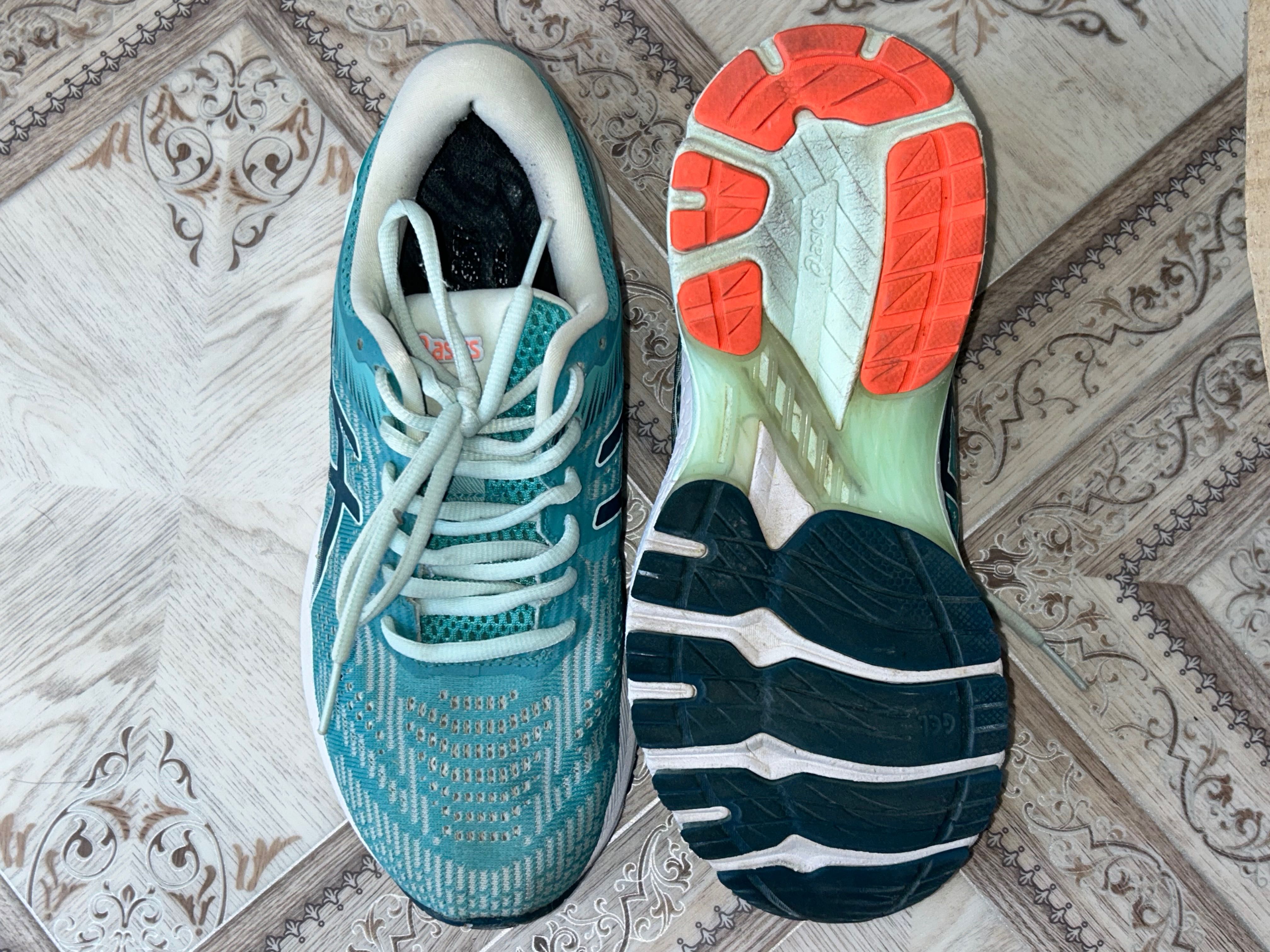 Жіночі кросівки для спорту Asics