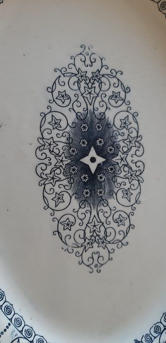 Travessa oval branca com motivos azuis