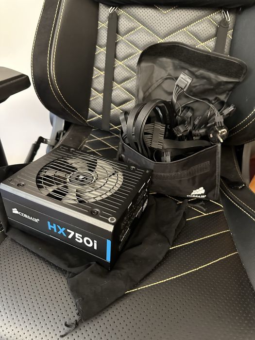 Fonte de alimentação ATX HX750i 80 PLUS® Platinum